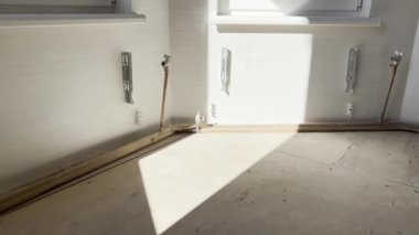 Isıtma boruları ısıtma kaloriferi kurulumu için hazırlandı..