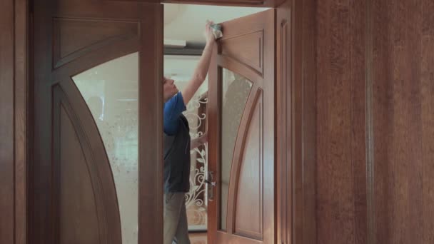 Wanita Ibu Rumah Tangga Mencuci Pintu Rumahnya — Stok Video