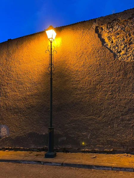 Straatlamp Retrostijl Naast Een Oude Muur Tijdens Schemering — Stockfoto