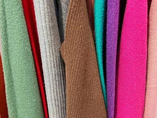 Kleider Verschiedenen Farben Hängen Auf Kleiderbügel Nahaufnahme — Stockfoto