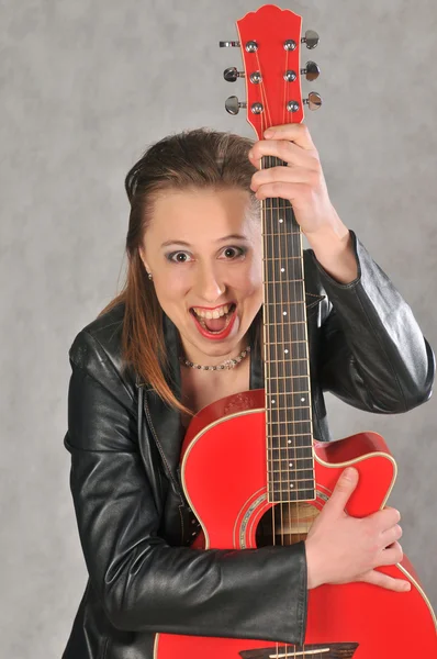 Chica divertida con guitarra roja — Foto de Stock