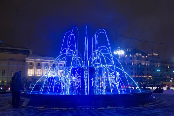 Mosca, fontana vicino al teatro Bolshoi e l'albero di Capodanno di notte — Foto Stock