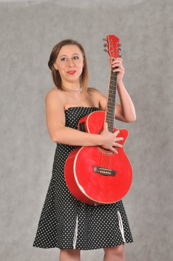 Kırmızı gitar ile kız
