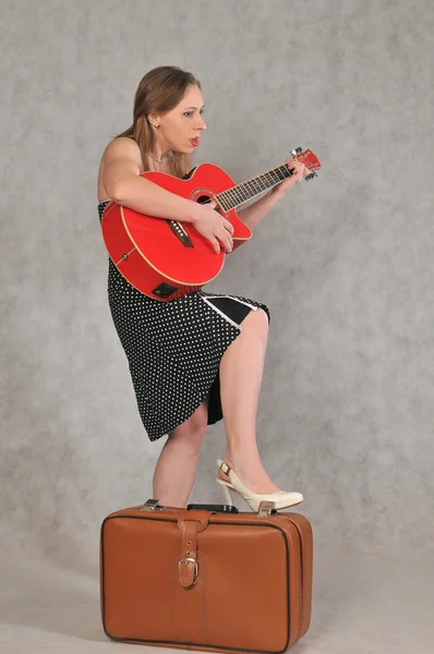 Dívka v polka dot šaty ke kytaře — Stock fotografie