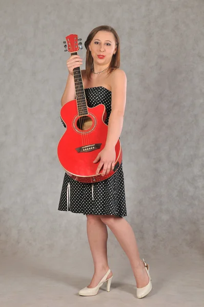 Fille drôle avec guitare rouge — Photo