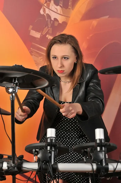 Jovem menina alegre toca bateria — Fotografia de Stock