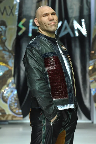 Nikolai Valuev at the fashion show fashion designer Ilya Shiyan — Stock Photo, Image