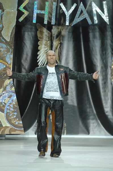 Nikolay valuev moda show moda tasarımcısı Ilya Konya