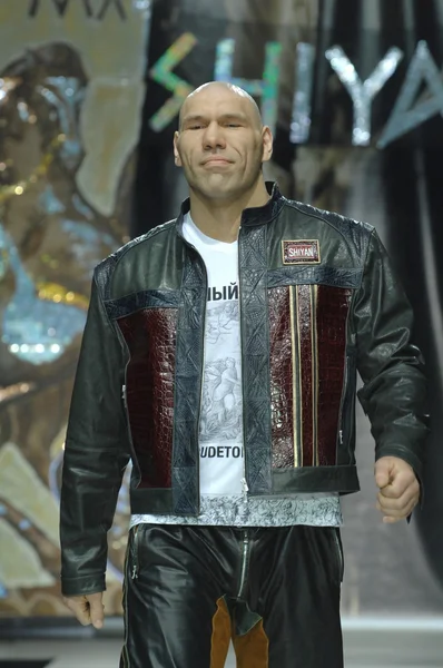 Nikolai Valuev at the fashion show fashion designer Ilya Shiyan — Stock Photo, Image