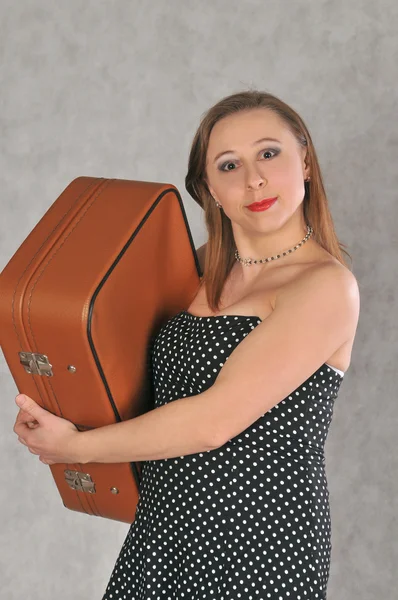 Förvånad tjej med brun retro resväska — Stockfoto