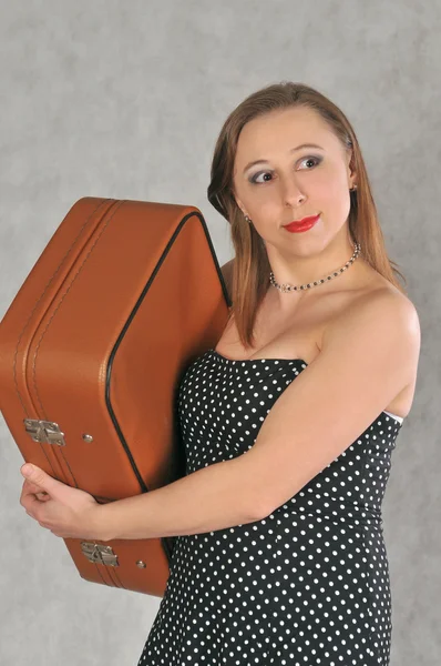 Flicka med brun retro resväska — Stockfoto