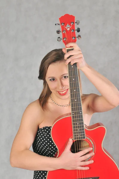 Kırmızı gitar neşeli kız