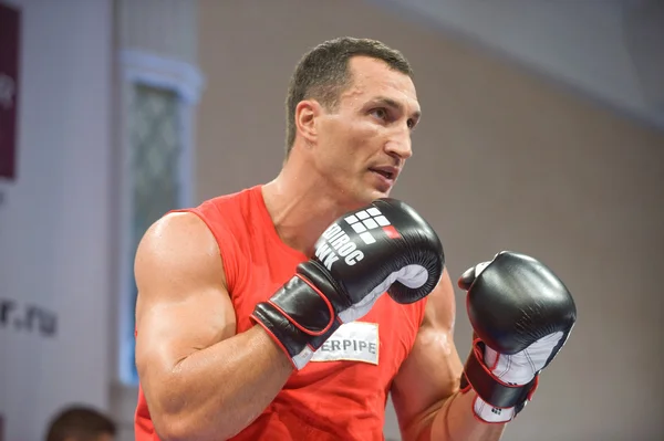 Ουκρανική μπόξερ vitali klitschko ανοικτή προπόνηση πριν τον αγώνα με την ρωσική μπόξερ povetkin — Φωτογραφία Αρχείου