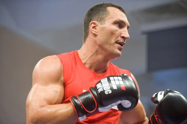 Ukraynalı boksör vitali klitschko ile Rus boksör povetkin mücadele öncesi eğitim oturumu aç