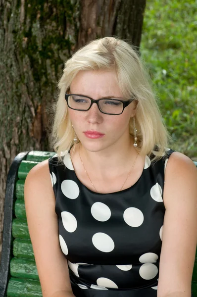 Retrato de una chica pensativa en gafas . —  Fotos de Stock