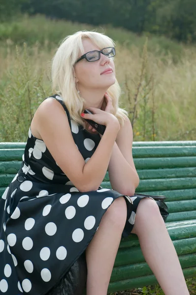 Портрет вдумчивой девушки в очках . — стоковое фото