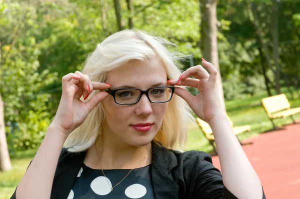 Девушка в очках, смотрит направо — стоковое фото