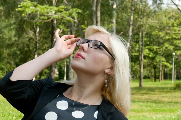 Vacker tjej med glasögon på, titta i fjärran — Stockfoto