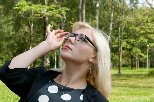 Hermosa chica con gafas, mirando a la distancia —  Fotos de Stock