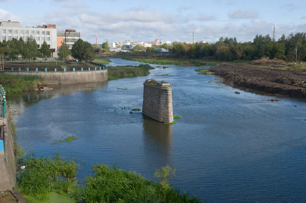 Берег реки Упа и оружейный завод в городе Тула — стоковое фото