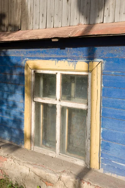 The window of the private old wooden houses on the street Proletarian city of Tula — Stock Photo, Image