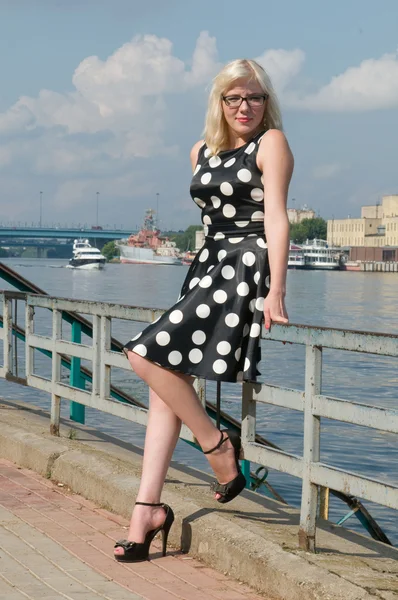 Krásná dívka v brýlích na břehu přehrady khimki, Moskvy — Stock fotografie