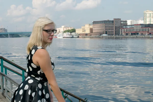 Schöne Blondine mit Brille am Ufer des Khimki-Stausees, der Moskauer — Stockfoto