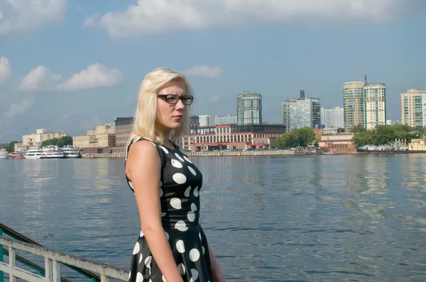 Uma menina com óculos nas margens do reservatório Khimki, o Moscou — Fotografia de Stock