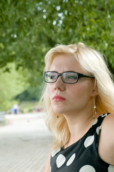 Das nachdenkliche Porträt eines schönen Mädchens mit Brille — Stockfoto