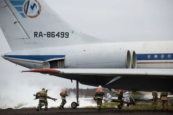 Fuego de entrenamiento en el avión Ilyushin-62 en el aeropuerto de Domodedovo — Foto de Stock