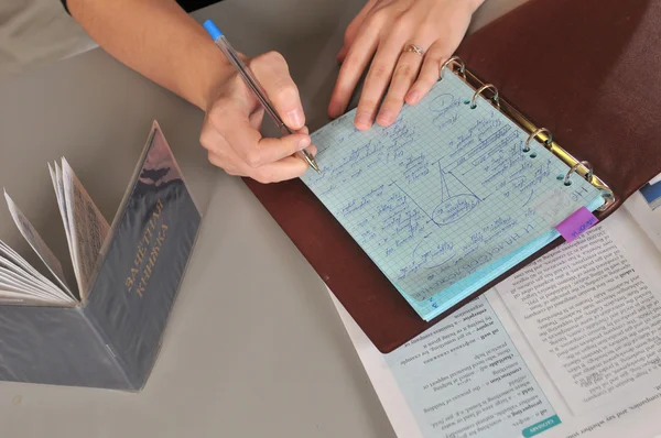 genç kadının el masasında bir defter notları yazma