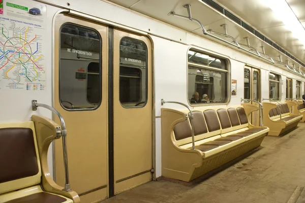 Moskova metro treni boşaltın