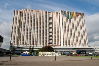 Moskova, otel yakınındaki metro istasyonu 