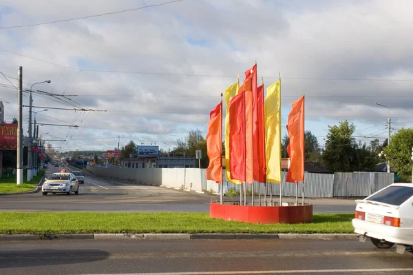 Festliche Fahnen auf der Straße stepanova in tula — Stockfoto