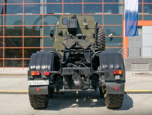 Военный трактор "Урал-6370" на выставке "Комплексная безопасность и безопасность-2014", вид сзади — стоковое фото