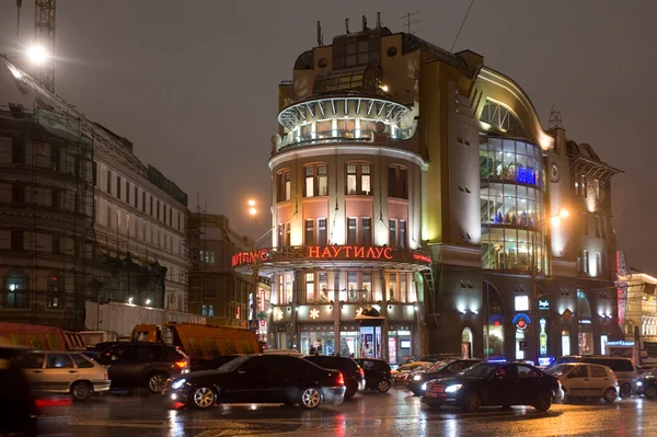 Einkaufszentrum "nautilus" Nacht. Moskau, Russland — Stockfoto