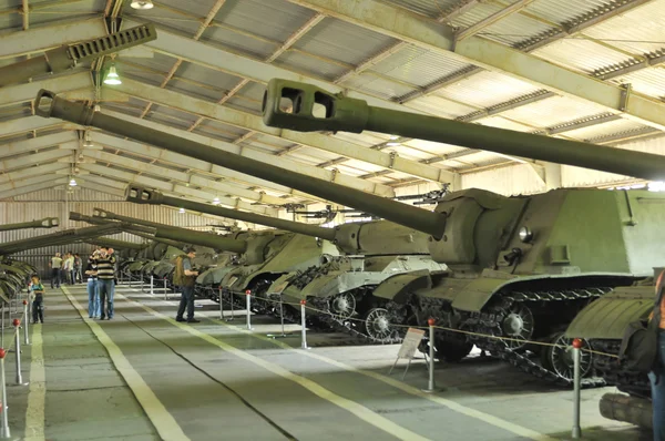 Vzw Tank museum in Koebinka is een van de grootste tankmusea in de wereld — Stockfoto