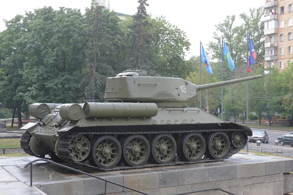 Tanque T-34-85 en la entrada del Museo Central de las Fuerzas Armadas, Moscú, RUSIA — Foto de Stock