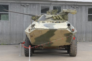 deneyimli personel taşıyıcı btr-90 kubinka, önden görünüm, çöpe at