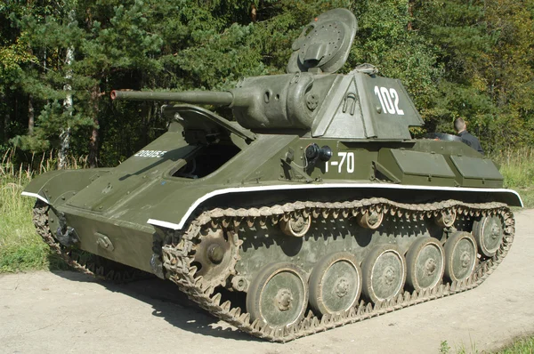 Historiska sovjetiska lätta stridsvagnen t-70 på deponin i museet av pansarfordon, kubinka — Stockfoto