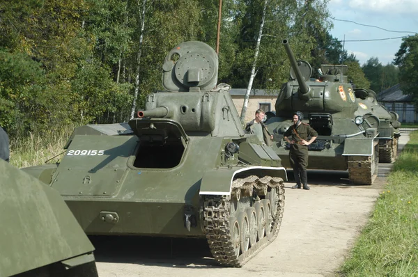 Tanques históricos soviéticos T-70 y T-34 en tierra en el Museo de vehículos blindados, Kubinka — Foto de Stock
