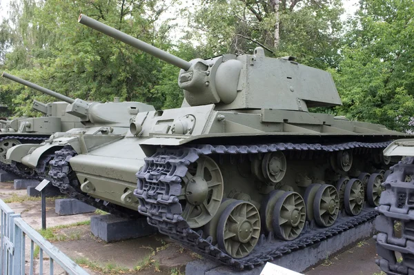 Sovjetiska historiska tunga stridsvagnen kv-1 (klim Vorosjilov) i centrala museet av krigsmakten, Moskva — Stockfoto