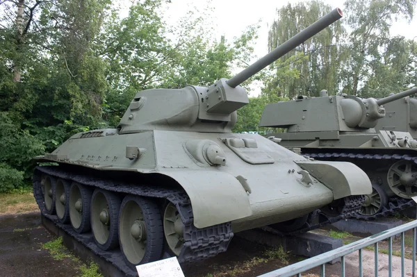 Tanque medio histórico soviético T-34-76 en el Museo Central de las Fuerzas Armadas, Moscú, RUSIA — Foto de Stock