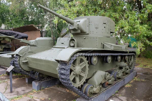 Tanque de luz histórico soviético T-26 no Museu Central das Forças Armadas, vista lateral — Fotografia de Stock