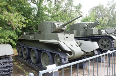 tarihsel tankları bt-7 ve t-28 Merkez Müzesi silahlı kuvvetler, yan görünüm