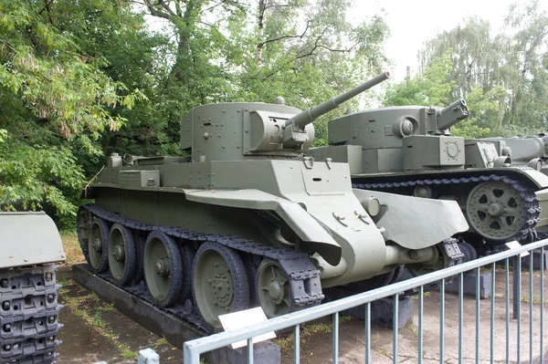 Historyczne czołgów bt-7 i t-28 w centralnym Muzeum sił zbrojnych, widok z boku — Zdjęcie stockowe