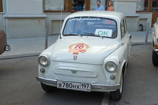 Carro retro Zaporozhets ZAZ-965A no rali Gorkyclassic, GUM, Moscou, vista frontal — Fotografia de Stock