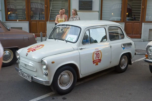 Автомобиль Запорожец ЗАЗ-965А на ретро-ралли Gorkyclassic о Жвачке, Москва, вид сбоку — стоковое фото
