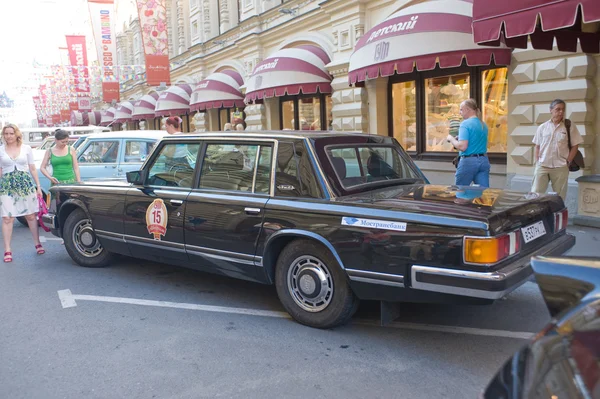 State limousine ZIL-41014 på rally Gorkyclassic, Moskva, side view - Stock-foto