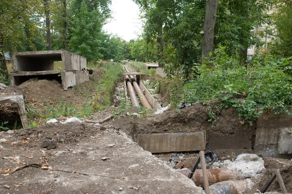 Бетонные плиты рядом со сломанным водопроводом — стоковое фото